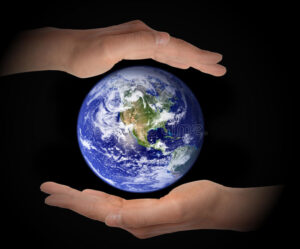 gloeiende-aardebol-handen-op-zwarte-achtergrond-milieuconcept-elementen-van-dit-die-beeld-door-nasa-wordt-geleverd-93325076